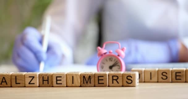 Text Kuber Alzheimers Diagnos Och Läkare Läkarkonsultation Sjukdomar Och Behandling — Stockvideo