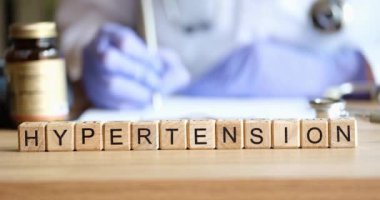 Kardiyoloji kliniğindeki kardiyoloji ofisinde küplerle ilgili yüksek tansiyon metni. Atardamar hipertansiyon teşhisi ve tedavi konsepti