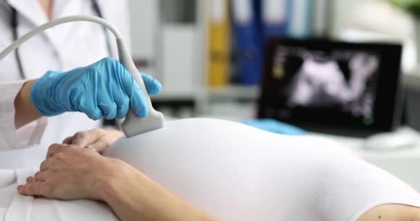 Gravid Kvinna Genomgår Ultraljud Kliniken Närbild Undersökning Begreppet Foster Till — Stockvideo