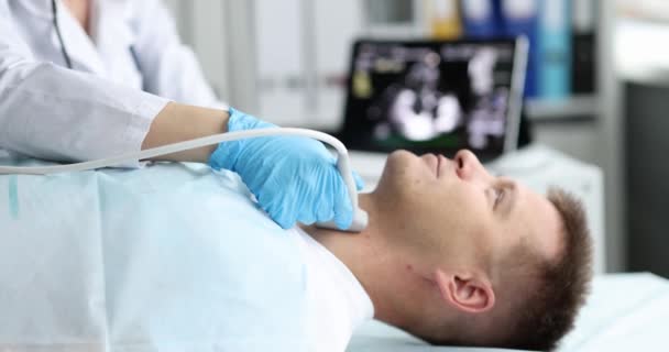 Člověk Vyšetřuje Štítnou Žlázu Ultrazvukovou Sondou Lékařské Ordinaci Myšlenka Onemocnění — Stock video
