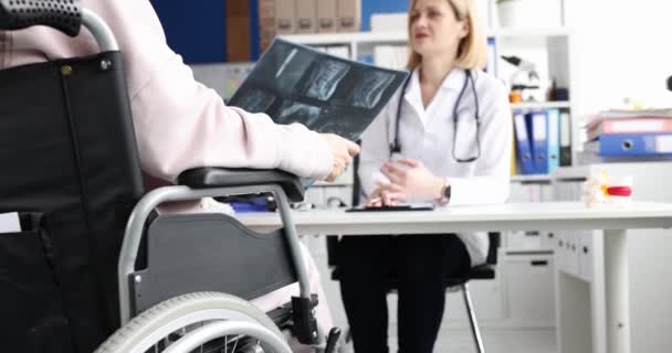Radiologista Examina Uma Mulher Cadeira Rodas Raios Coluna Vertebral Conceito — Vídeo de Stock