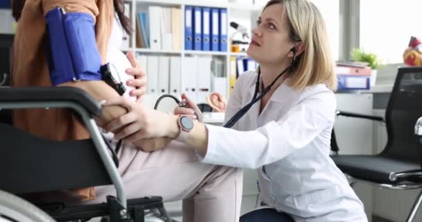 Gravid Kvinna Sitter Rullstol Läkarmottagningen Lyssna Baby Hjärtslag Med Stetoskop — Stockvideo