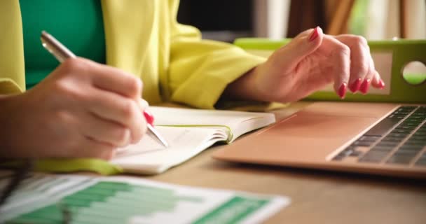 Mädchen Schreibt Mit Stift Notizbuch Auf Computertastatur Büro Geschäfts Und — Stockvideo