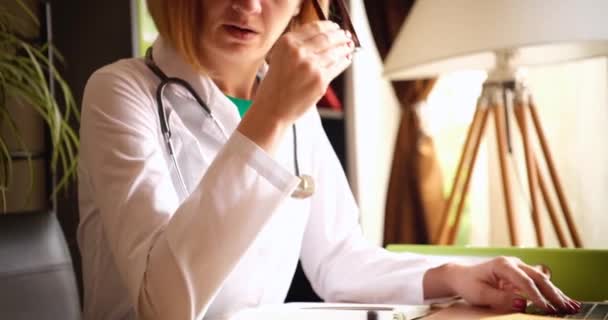 Übermüdete Ärztin Sitzt Büro Überstunden Der Medizin — Stockvideo