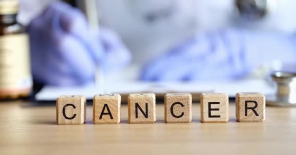 Cancer Text Kuber Läkare Skriver Cancer Diagnos Och Behandling Malign — Stockvideo