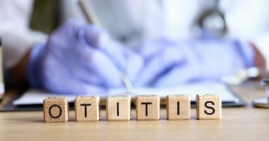 ENT 'deki tıp bürosundaki küplere otitis metni. İşitme ve kulak hastalıkları teşhisi