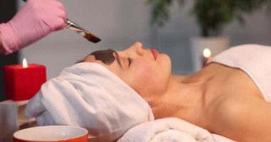 Yüz maskesi kaplıca tedavileri ve cilt bakımı. Güzellik salonundaki kadın yüz bakımı yaptırıyor..