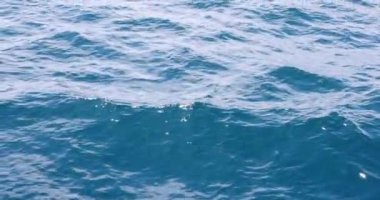 Mavi okyanus suyu ve düz ufuk çizgisi. Deniz konseptinde seyahat ve turizm