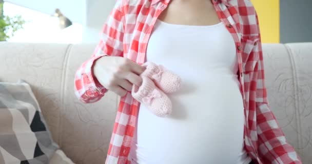 Těhotná Žena Drží Růžové Pantofle Břiše Zvěstovatelé Porodu Primiparous Konceptu — Stock video