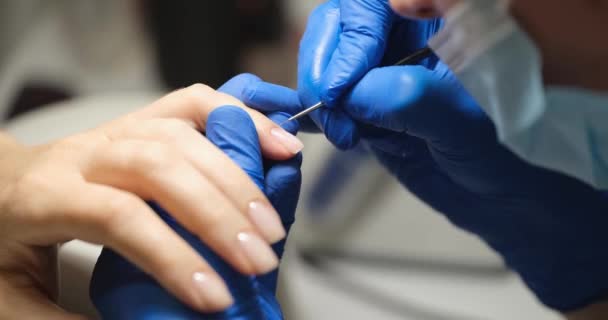 Manikyr Målning Process Och Nagelvård Manicurist Målar Naglar Med Transparent — Stockvideo