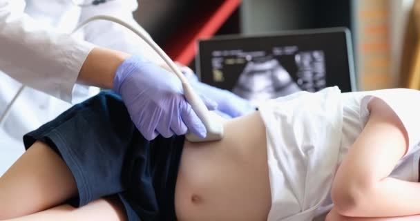 Doutor Ultrassom Faz Ultrassom Abdômen Rins Criança Menina Examina Escritório — Vídeo de Stock