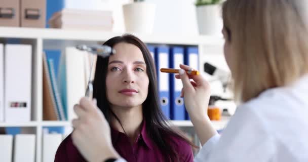 Médico Femenino Revisando Ojos Paciente Mujer Con Linterna Consultorio Médico — Vídeo de stock