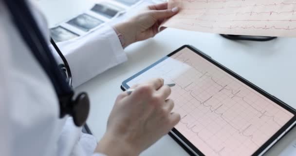 Cardiologista Examina Eletrocardiograma Paciente Close Comprimido Doenças Sistema Cardiovascular Conceito — Vídeo de Stock