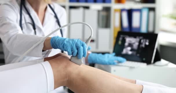 Médico Realiza Examen Por Ultrasonido Rodilla Del Paciente Clínica Artrosis — Vídeos de Stock