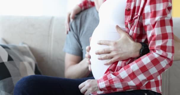 Ευτυχισμένος Άντρας Χαϊδεύει Την Κοιλιά Της Εγκύου Προσδοκίες Της Γέννησης — Αρχείο Βίντεο