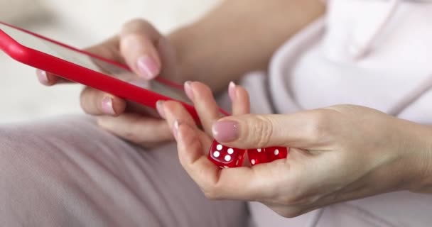 Mulher Vai Jogar Casino Online Segurando Dados Jogo Jogo Online — Vídeo de Stock