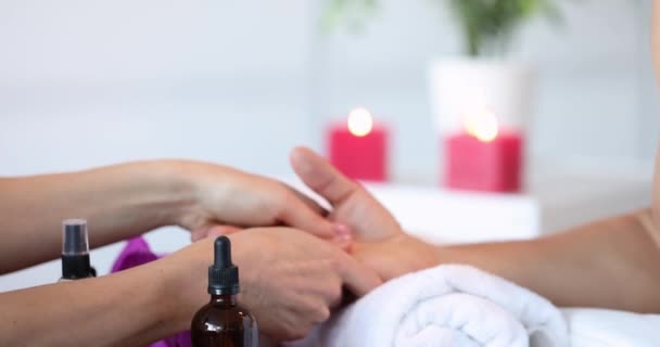 Massagista Pressiona Ponto Sensível Braço Massagem Conceito Pulso — Vídeo de Stock