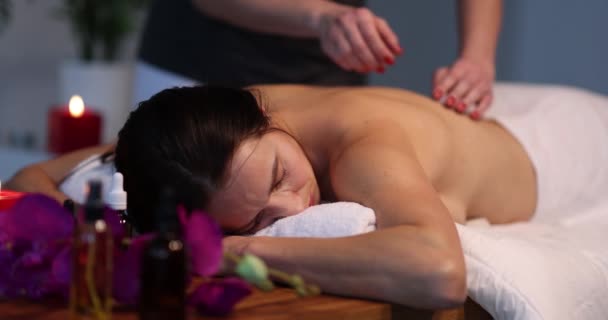 Junge Und Gesunde Frau Wellness Salon Auf Massage Traditionelles Konzept — Stockvideo