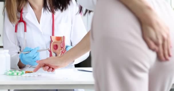 Lekarz Przepisuje Leczenie Pacjentowi Zaburzeniami Jelit Modelem Niezdrowej Dolnej Odbytnicy — Wideo stockowe