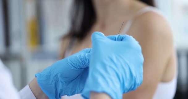 Spuit Met Vaccin Hand Afstoting Gebaar Weigering Verbod Van Vaccinatie — Stockvideo