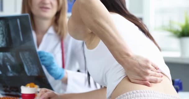 Médico Paciente Están Mirando Las Radiografías Espalda Discutiendo Condición Dolor — Vídeo de stock