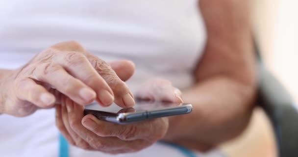 Idős Okostelefont Mobil Alkalmazásokat Használ Nyugdíjasoknak Családi Csevegés Fogalma — Stock videók