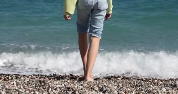 Çocuk Deniz Kıyısında Yürüyor Ayaklarını Islatıyor Deniz Konseptinde Seyahat Turizm — Stok video