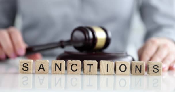 Słowo Sankcji Młotek Sędziego Sądzie Konflikt Decyzja Sprawie Sankcji Gospodarczych — Wideo stockowe