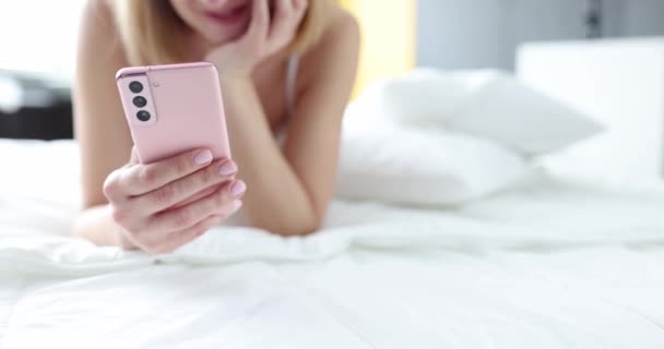 Жінка Розмовляє Телефону Лежачи Ліжку Онлайн Язок Використання Смартфона — стокове відео