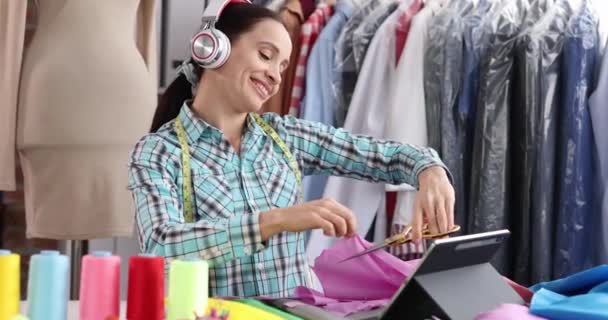 Mujer Alegre Costurera Diseñador Auriculares Corta Tela Lugar Trabajo Creación — Vídeos de Stock