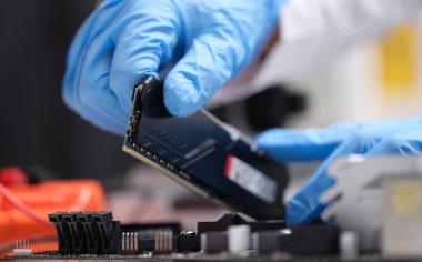 Yeni RAM ya da kişisel bilgisayar işlemcisinin hizmete girmesi. Bilgisayar donanımı güncelleme ve onarım
