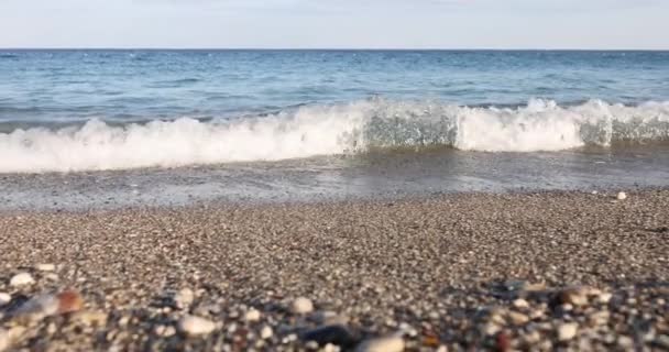 Schöne Küste Mit Felsen Und Wasser Nahaufnahme Der Meereswellen Ruhe — Stockvideo