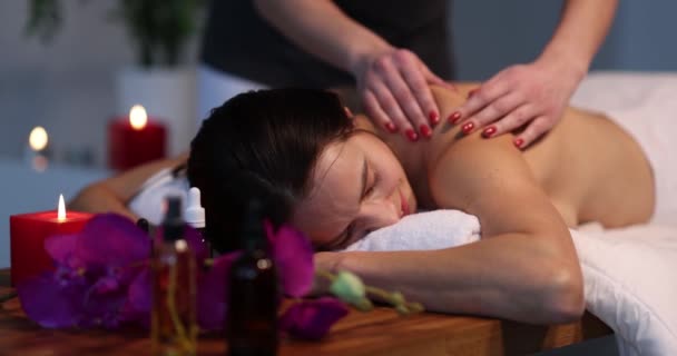 Massagista Profissional Faz Massagem Nas Costas Terapêutica Para Mulher Spa — Vídeo de Stock