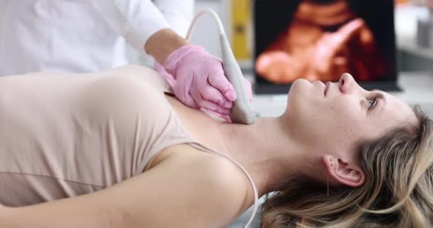 Estudio Glándula Tiroides Femenina Clínica Médico Mueve Sonda Ultrasonido Glándula — Vídeos de Stock