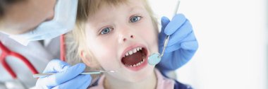 Aile doktorunu ziyaret eden sevimli bir çocuğun portresi, alet kontrolü yapan bir çocuk doktoru boğazı ağrıyan bir doktor, çocuklarla çalışan bir sağlık çalışanı. Sağlık, çocuk bakımı, ilaç, klinik, çocukluk konsepti
