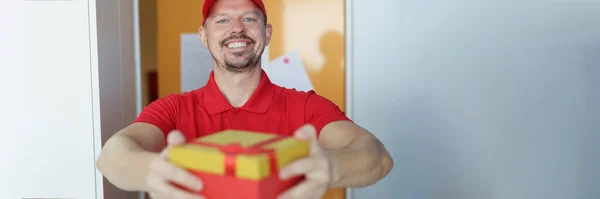 Retrato Mensajero Sonriente Entregando Paquete Propietario Servicio Entrega Rápida Caja —  Fotos de Stock