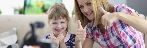 Portrait Mother Daughter Showing Thumbsup Video Videocamera Set Tripod Little — Stock Photo, Image