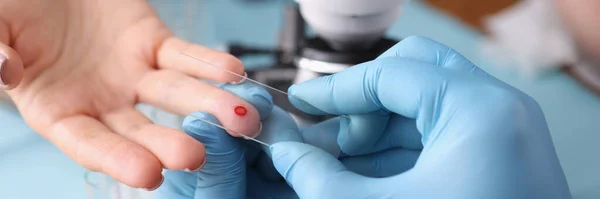 Nahaufnahme Von Medizinischem Personal Blutentnahme Finger Des Patienten Bluttest Krankenhaus — Stockfoto
