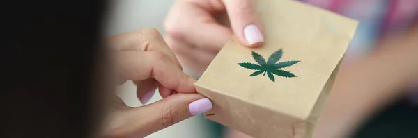 Närbild Kvinna Som Ger Papperspåse Marijuana Användning Och Lagring Medicinsk — Stockfoto