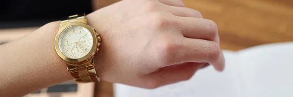 Close Mão Mulher Com Relógio Empresária Verificando Hora Horário Escrita — Fotografia de Stock