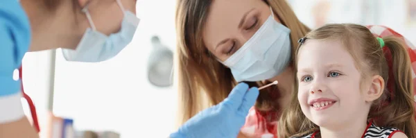 Retrato Médico Coleta Material Biológico Saliva Infantil Teste Cotonete Nasal — Fotografia de Stock