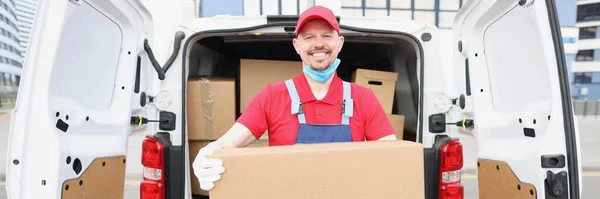 Portret Van Lachende Vrolijke Man Lossen Truck Dragen Grote Kartonnen — Stockfoto