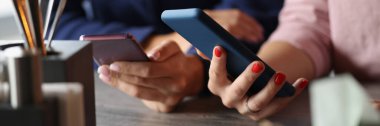 Akıllı telefonları kullanan, sosyal medyaya bağımlı olan, modern cihazlarda zaman öldüren insanların yakın çekimleri. Arkadaş toplantısından uzaklaşmak, internette kaybolmak. Teknoloji, bağımlılık, dikkat dağıtma konsepti