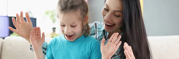 Retrato Muchacha Feliz Sorprendida Hacen Presente Mamá Chiquitín Abren Los —  Fotos de Stock