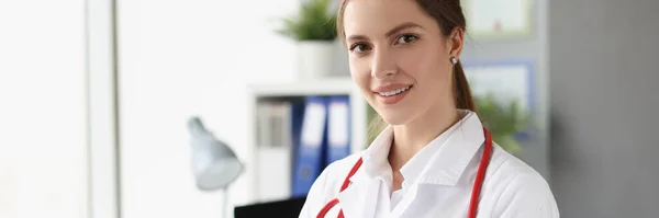 Retrato Del Terapeuta Sonriente Sosteniendo Documentos Mirando Cámara Con Felicidad — Foto de Stock