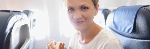Porträtt Vacker Kvinna Packa Upp Läckra Smörgås Ombord Flygplan Hungrig — Stockfoto