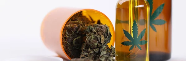 Nahaufnahmen Von Trockenen Marihuana Knospen Extrahieren Und Sprühen Plastikflaschen Medikamente — Stockfoto