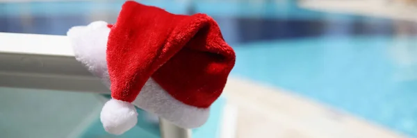 Close Van Kerstman Hoed Ligstoel Buurt Van Het Zwembad Met — Stockfoto