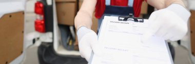 Özel üniformalı ve maskeli bir adamın portresi teslimat makbuzunu sahibine ver. İşçi bilgi formunu doldurmak istiyor. Teslimat, yüksek kalite konsept