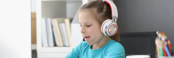 Portrait Cute Kid Wearing Headset Typing Keyboard Effort Child Explore — Stock Photo, Image